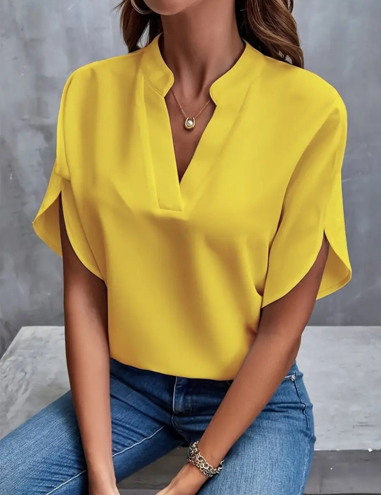 Chic V-hals Bluse til Damer med en Fortryllende Stil