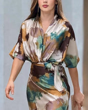 Olga | Elegant satinkjole med stilfuldt tie dye-print