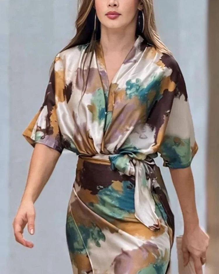 Olga | Elegant satinkjole med stilfuldt tie dye-print