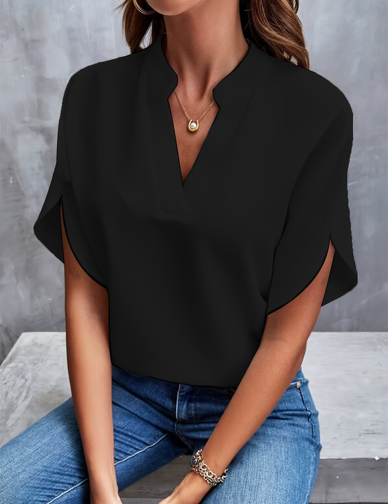 Chic V-hals Bluse til Damer med en Fortryllende Stil