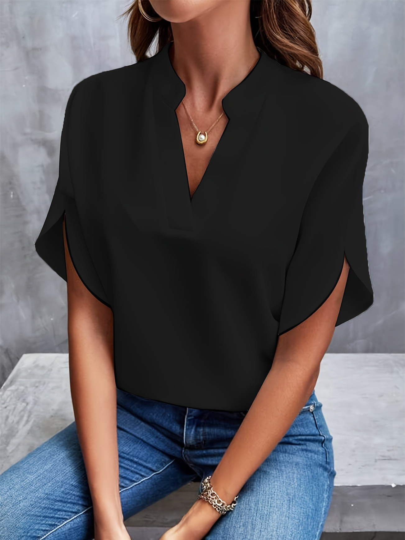 Chic V-hals Bluse til Damer med en Fortryllende Stil