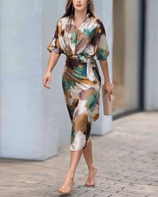 Olga | Elegant satinkjole med stilfuldt tie dye-print