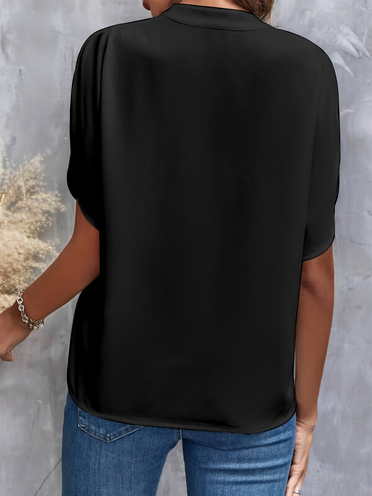 Chic V-hals Bluse til Damer med en Fortryllende Stil