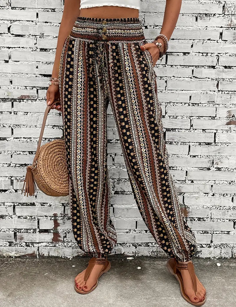 Stilfuld boho-chic bukser med behagelig smocket talje og unik etnisk print