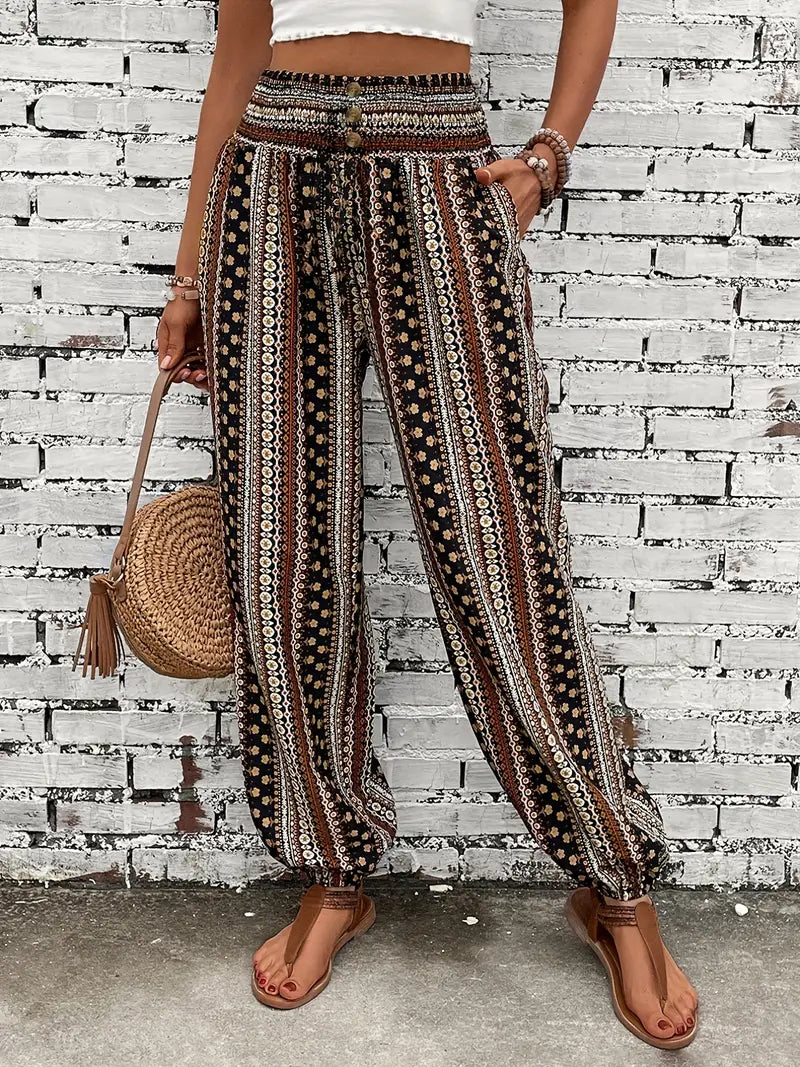Stilfuld boho-chic bukser med behagelig smocket talje og unik etnisk print