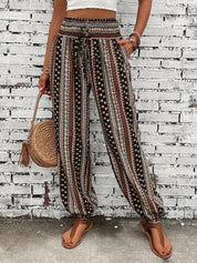 Stilfuld boho-chic bukser med behagelig smocket talje og unik etnisk print