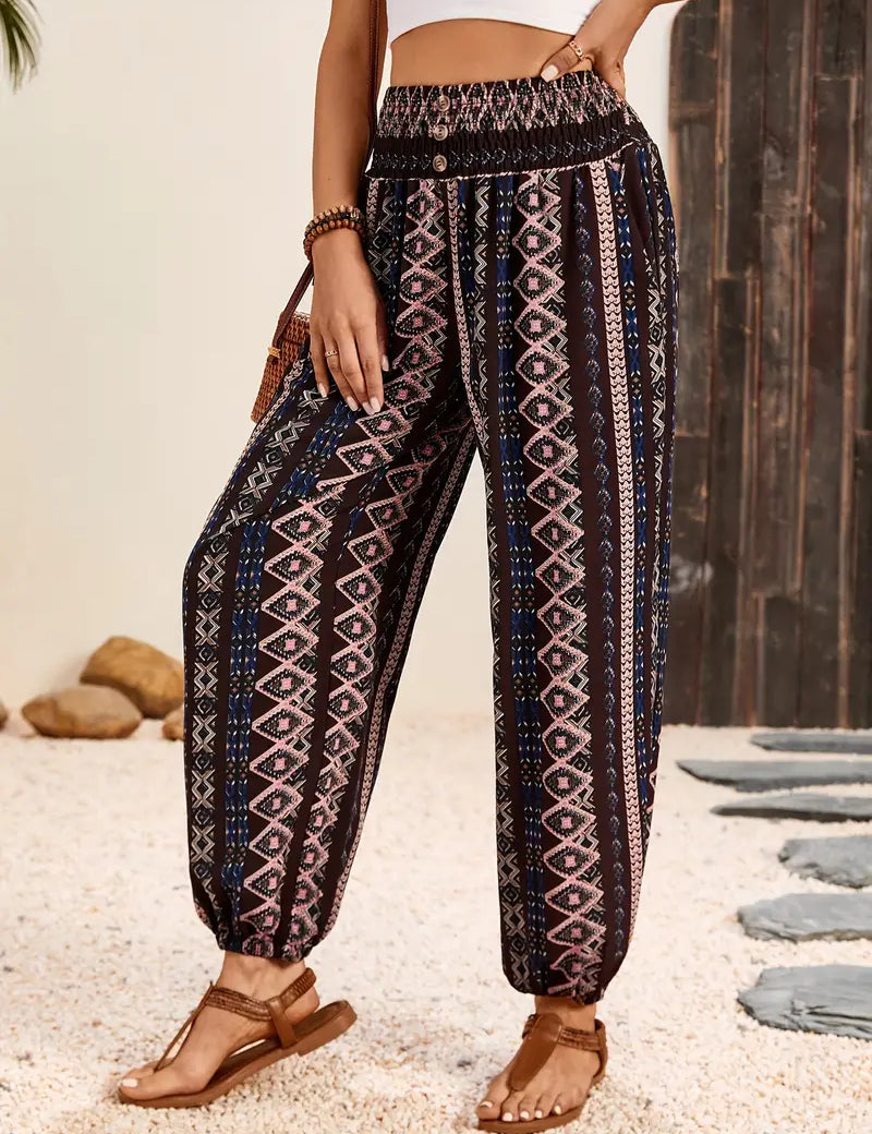 Stilfuld boho-chic bukser med behagelig smocket talje og unik etnisk print