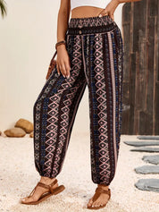 Stilfuld boho-chic bukser med behagelig smocket talje og unik etnisk print