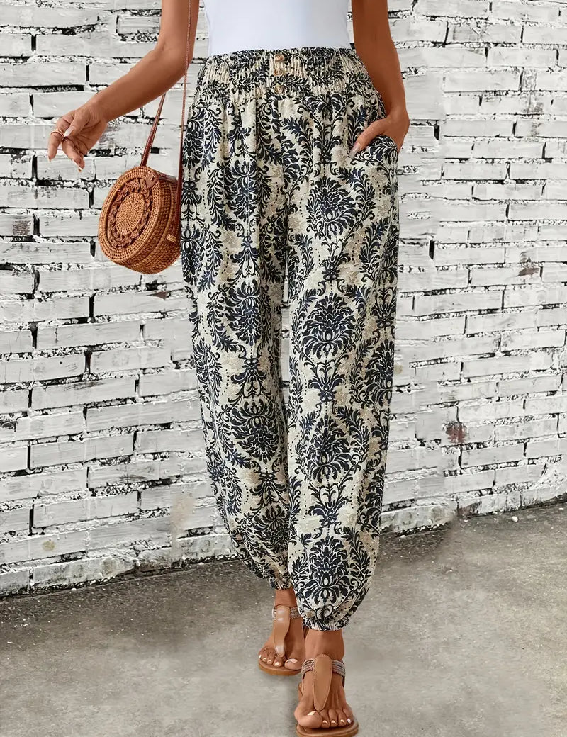 Stilfuld boho-chic bukser med behagelig smocket talje og unik etnisk print