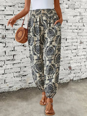 Stilfuld boho-chic bukser med behagelig smocket talje og unik etnisk print
