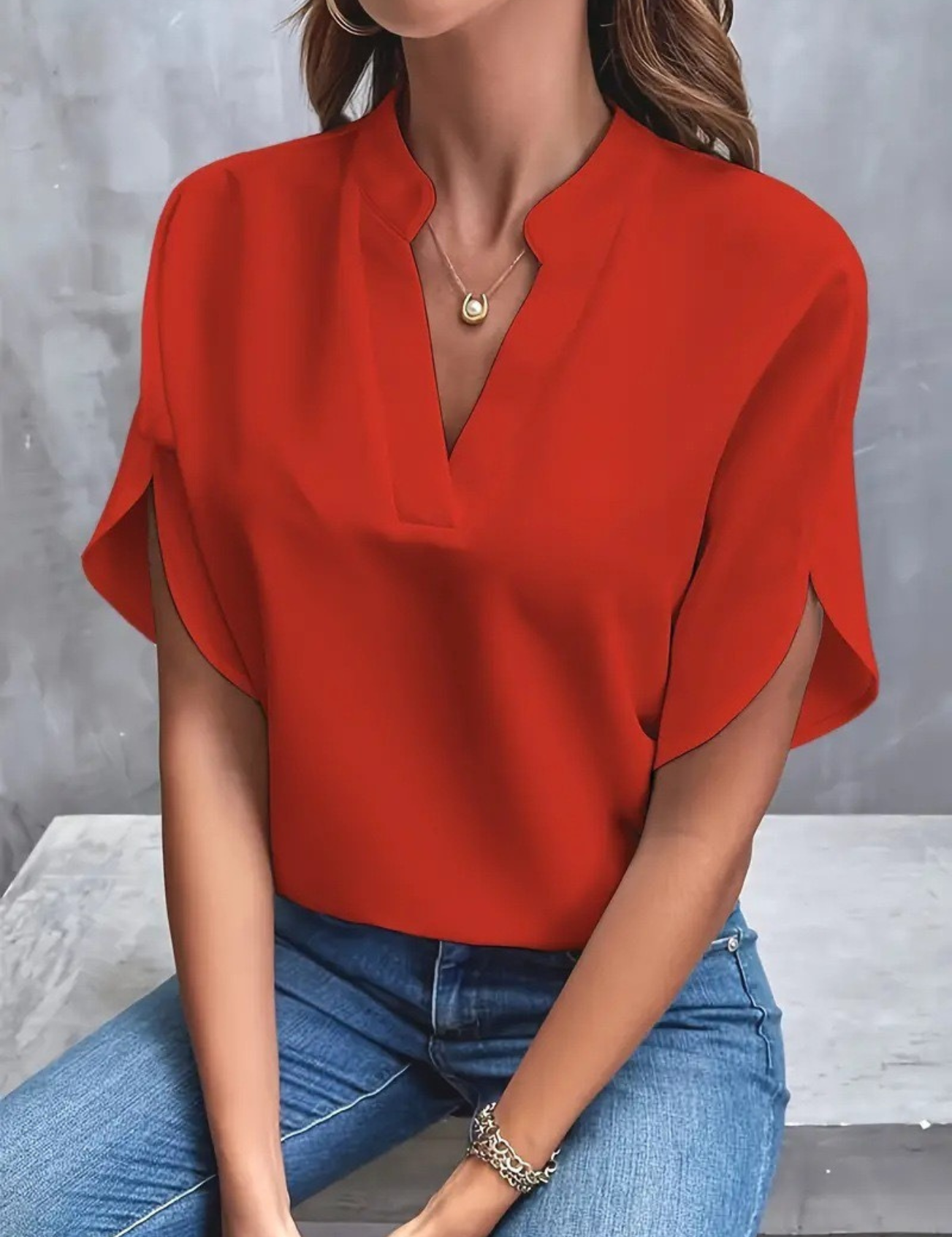 Chic V-hals Bluse til Damer med en Fortryllende Stil