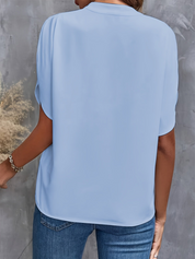 Chic V-hals Bluse til Damer med en Fortryllende Stil