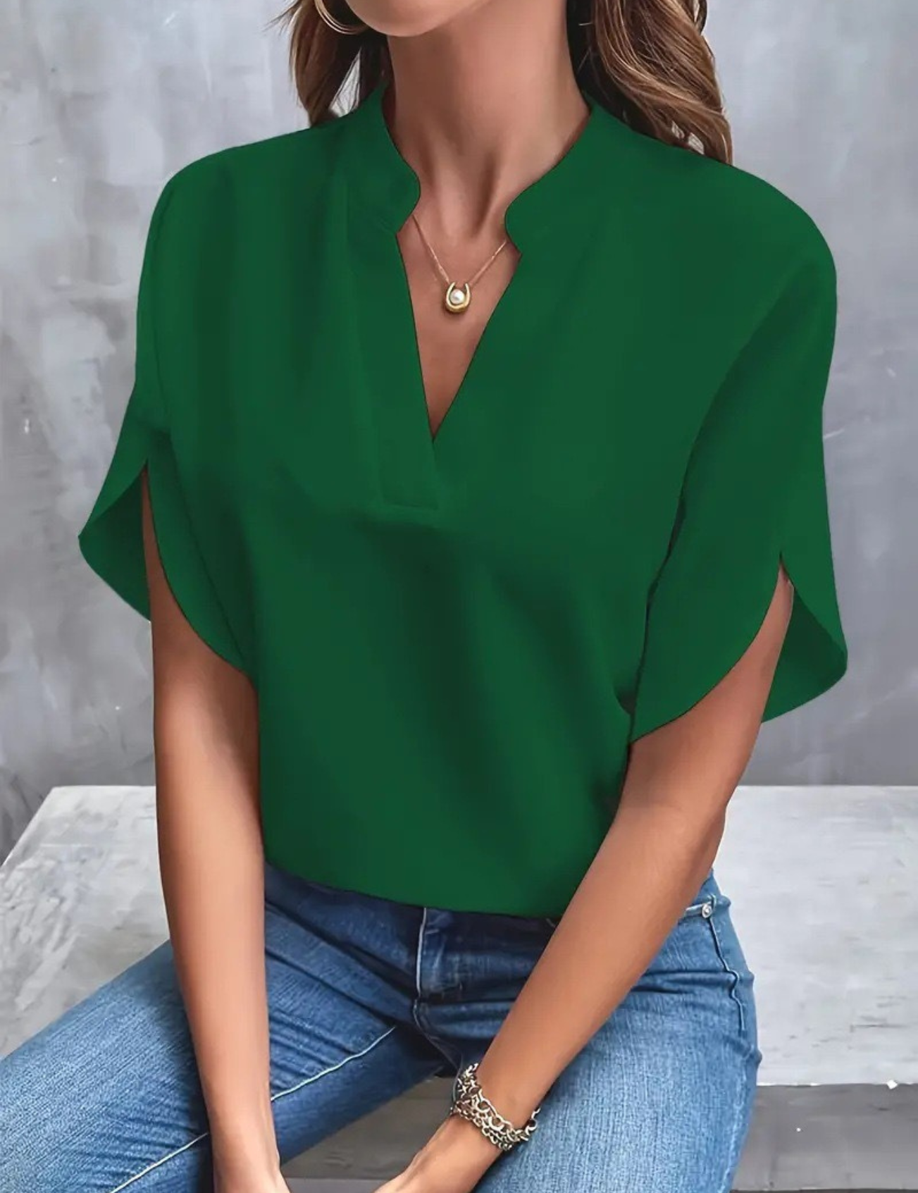 Chic V-hals Bluse til Damer med en Fortryllende Stil