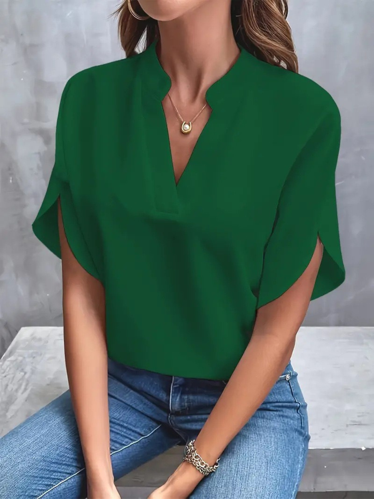 Chic V-hals Bluse til Damer med en Fortryllende Stil