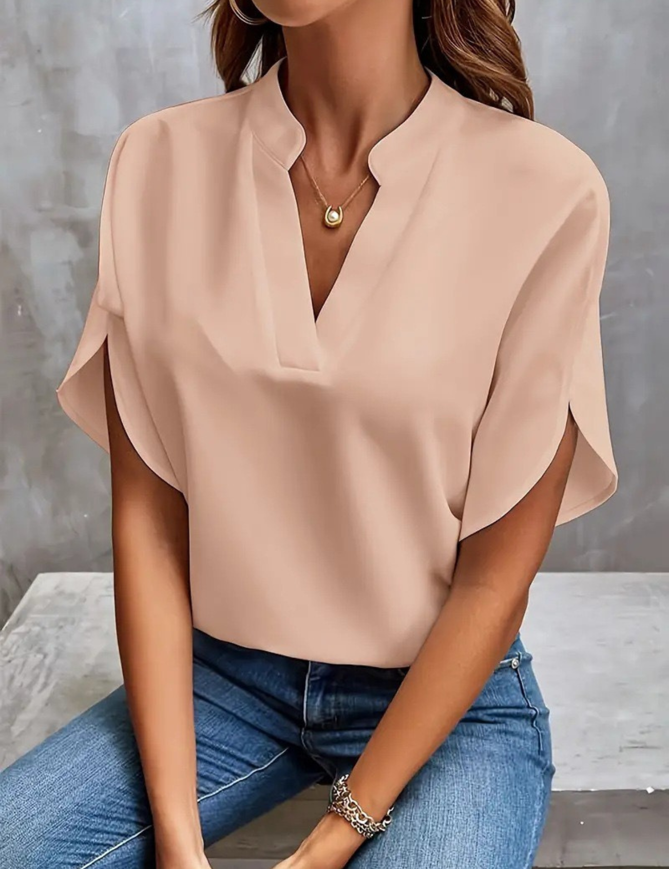 Chic V-hals Bluse til Damer med en Fortryllende Stil