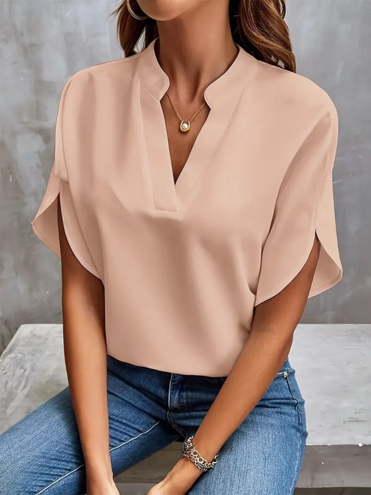 Chic V-hals Bluse til Damer med en Fortryllende Stil