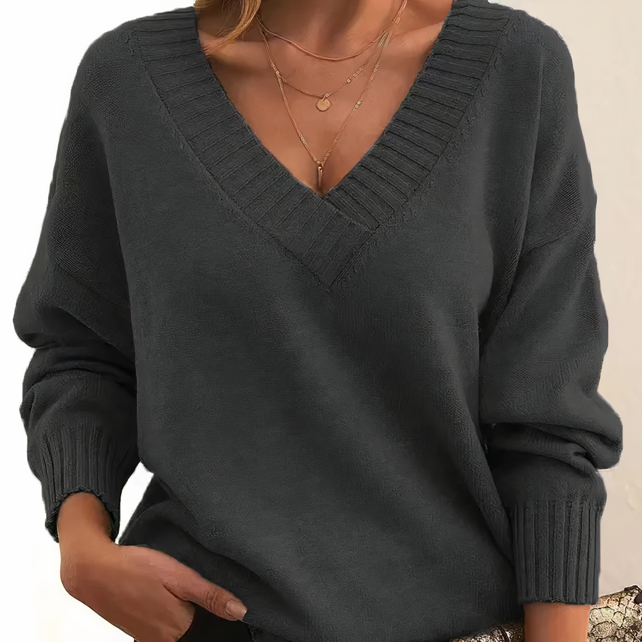 Mira | Dyb V-hals Sweater – Fint Kvindelighed