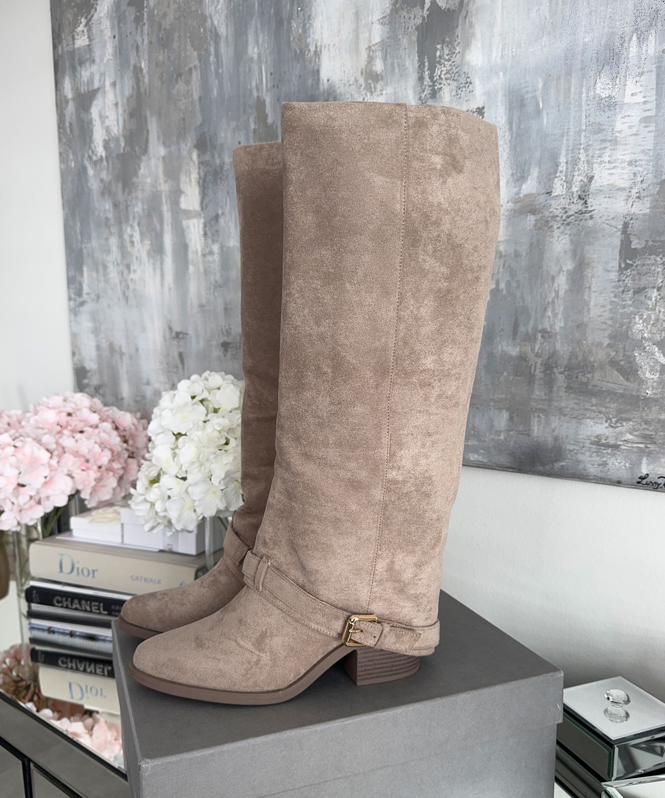 Beige knæhøje støvler til kvinder - Stilfuldt og komfortabelt design til afslappet eller formelt brug 0