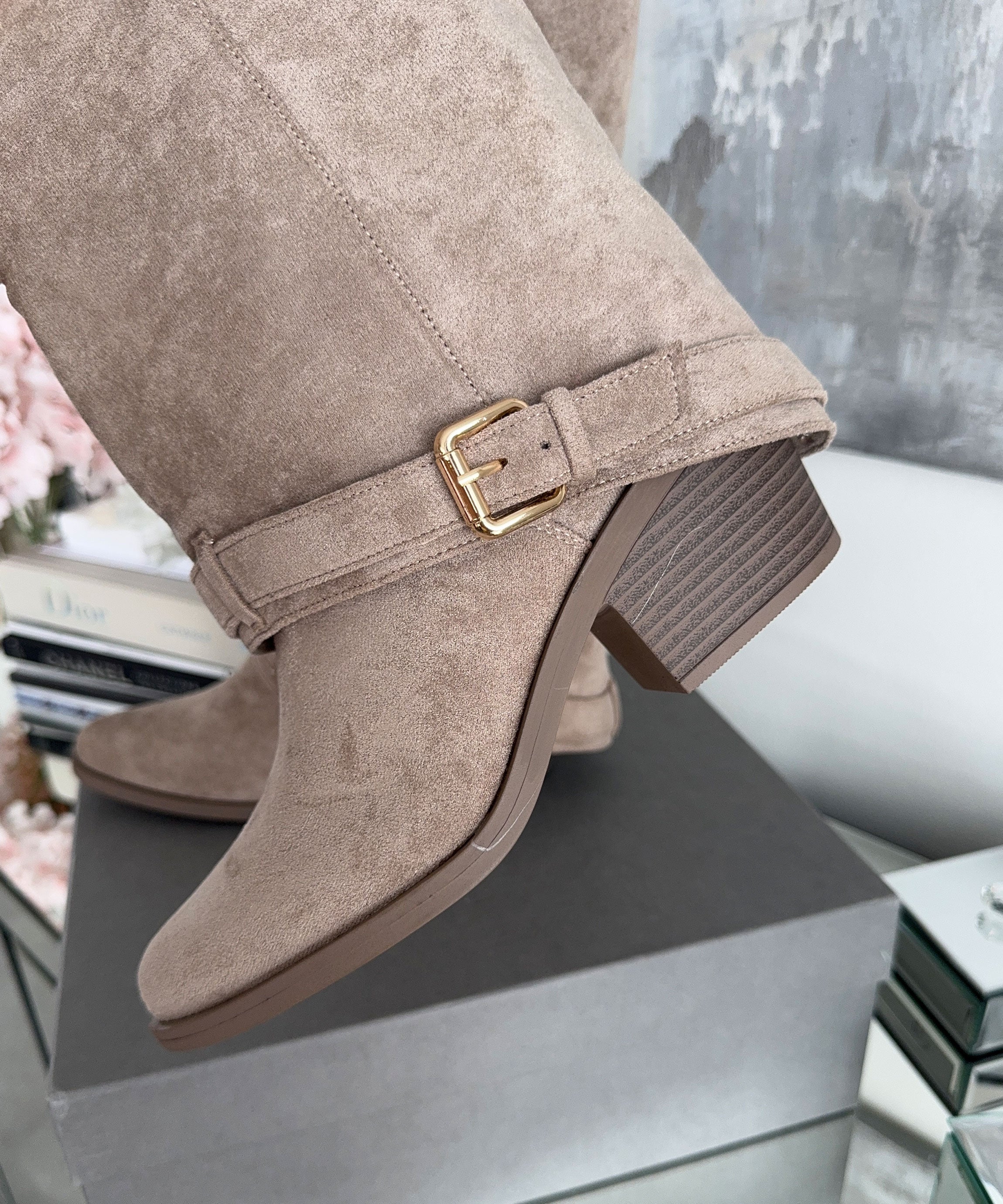 Beige knæhøje støvler til kvinder - Stilfuldt og komfortabelt design til afslappet eller formelt brug 2