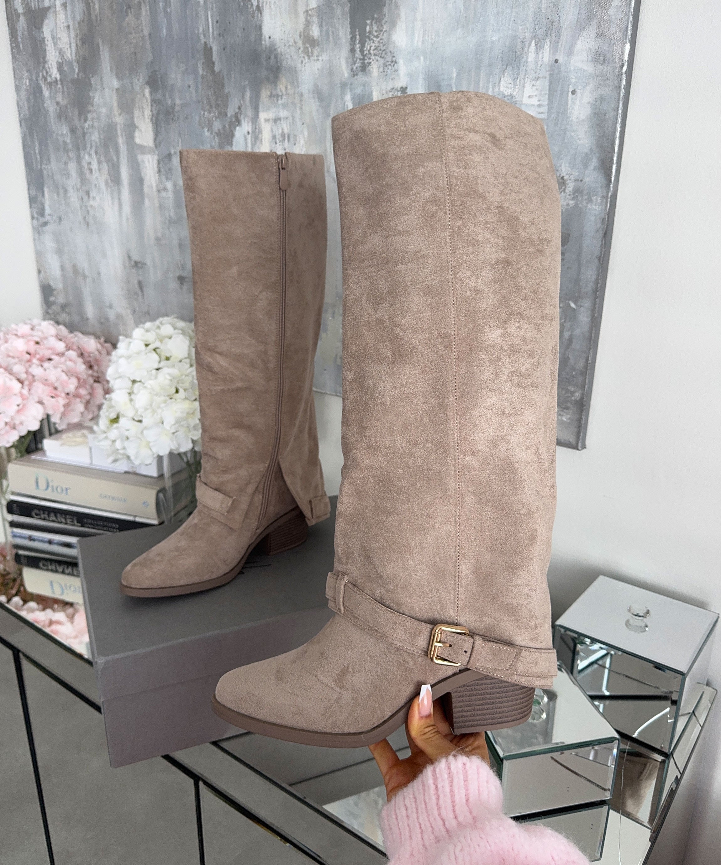 Beige knæhøje støvler til kvinder - Stilfuldt og komfortabelt design til afslappet eller formelt brug 3