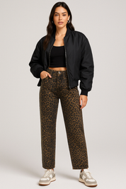 Damejeans med leopardprint og vide ben