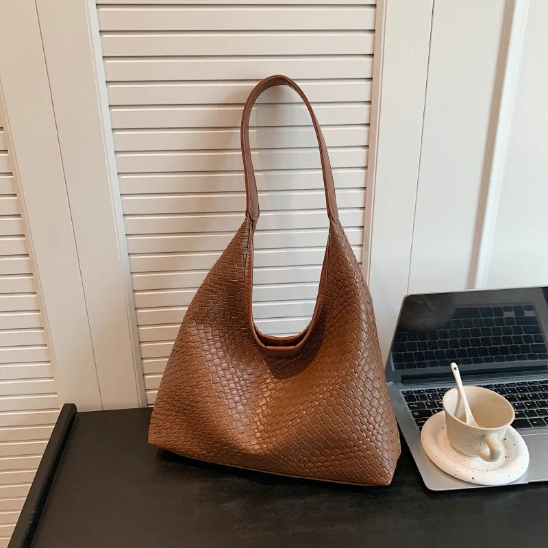 Elegant damehåndtaske i stilfuldt, slidstærkt læder 12