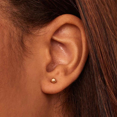 Elegante guldfarvede ørepropper med moderne design – Stilfulde smykker til hverdag og fest 2