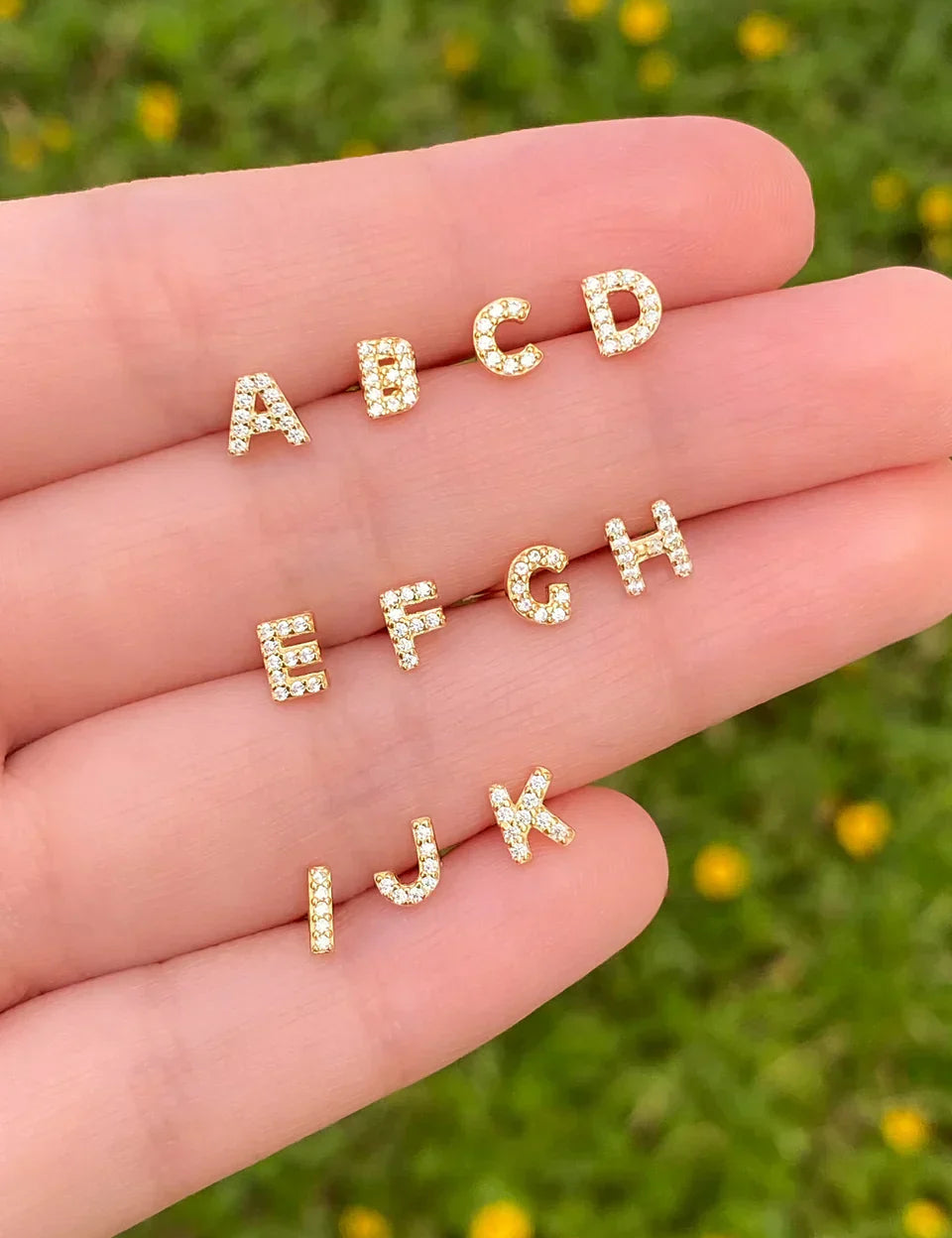 Enkelt guldfarvet ørering – Minimalistiske smykker til hverdag og særlige lejligheder 0