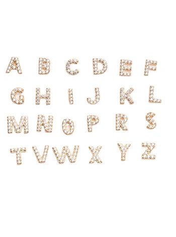 Enkelt guldfarvet ørering – Minimalistiske smykker til hverdag og særlige lejligheder 2