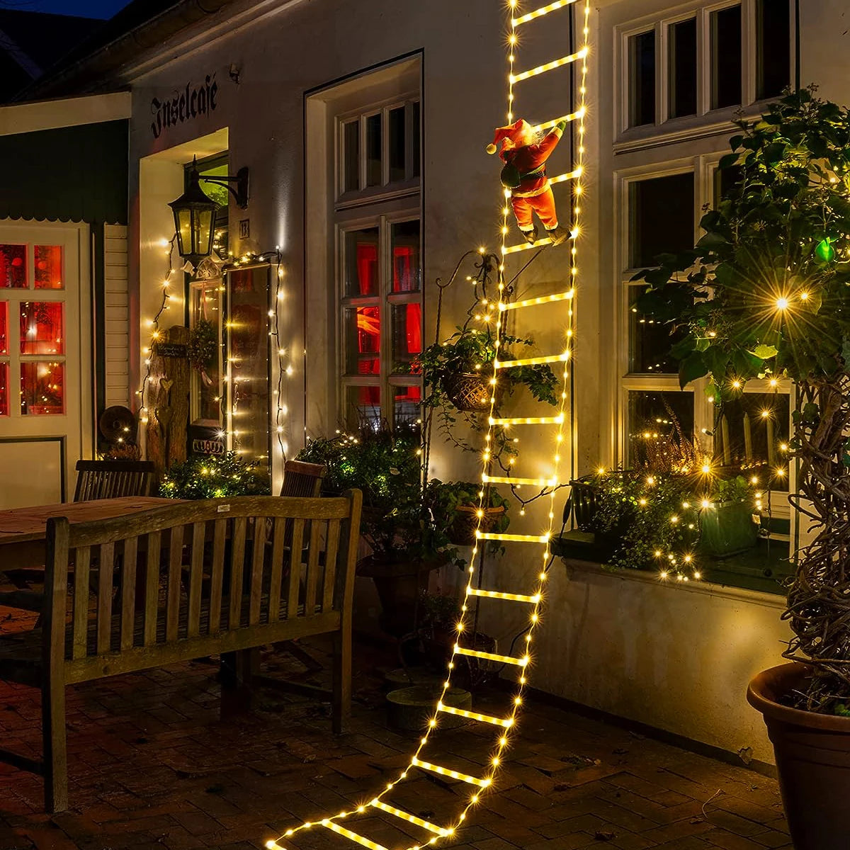 Golden Climb | Elegant LED-belysning til festlig julemandsudstilling 1