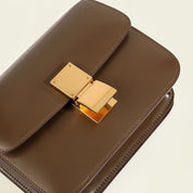 Klassisk dametaske med flap i ægte læder 6