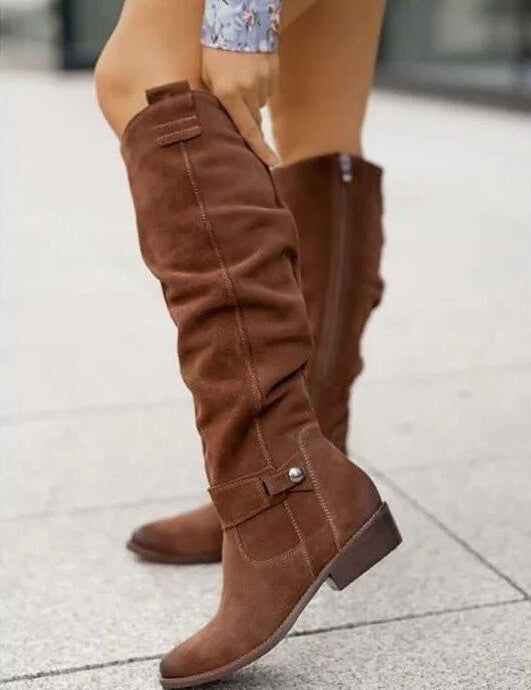 Knæhøje støvler til kvinder med lav hæl og lynlåslukning i siden 2