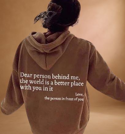 Lena | Oversized hættetrøje med trykt slogan "Kære person bag mig" 1