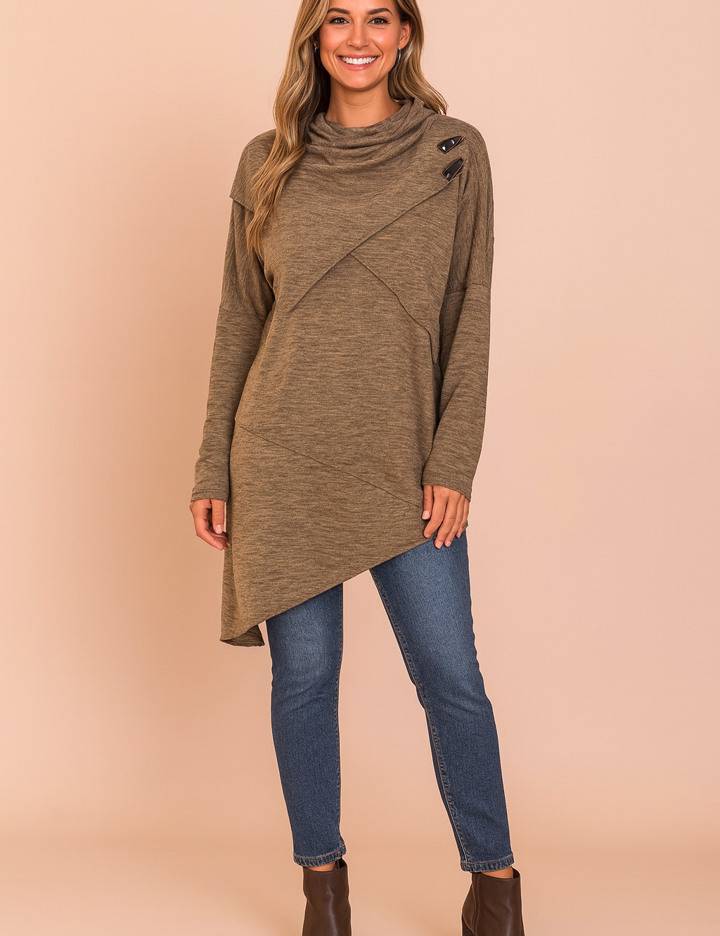 Lidia | Asymmetrisk dametrøje med dekorativ spænde 1