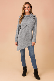 Lidia | Asymmetrisk dametrøje med dekorativ spænde 3