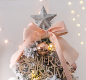 Lille sæt med oplyst snefnug til juletræ på skrivebordet 4