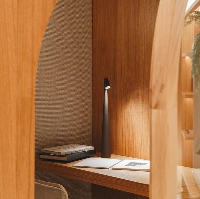 LumaOutlook: Genopladelig bordlampe med blødt lys 7