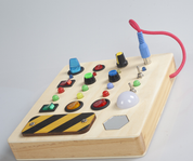 Montessori trælegetøj til børn – interaktivt sensorisk legetøj med lys, knapper og afbrydere 2