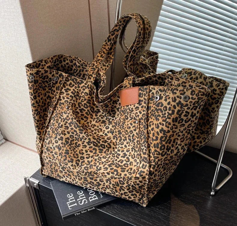 Elegant leopardprint porter tas med en chic silhuet