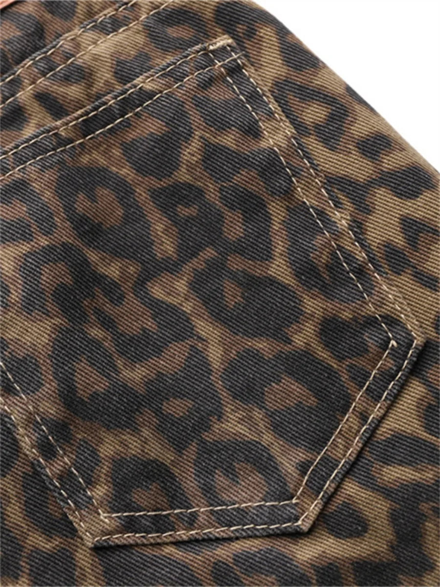 Damejeans med leopardprint og vide ben