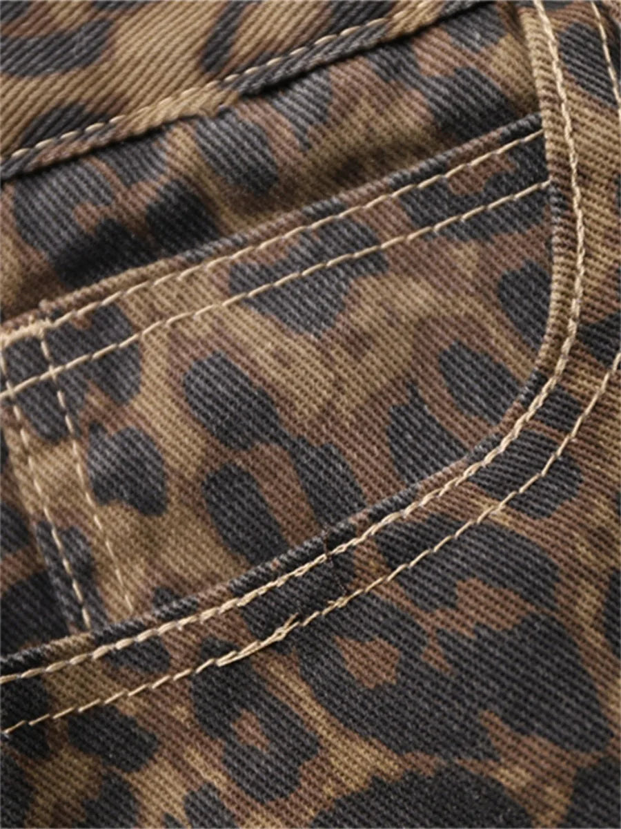 Damejeans med leopardprint og vide ben