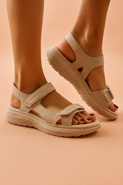 Dames orthopedische sandalen met verstelbare klittenbandsluitingen en een dempende plateauzool, ideaal voor comfort bij langdurig wandelen.

