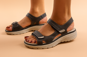 Stevige dames wandelsandalen met een gewatteerde zool, dubbele klittenbandsluitingen en een open teenontwerp voor ademend comfort de hele dag door.