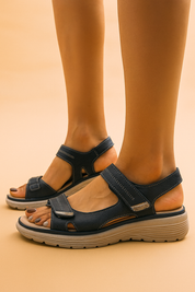 Stevige dames wandelsandalen met een gewatteerde zool, dubbele klittenbandsluitingen en een open teenontwerp voor ademend comfort de hele dag door.
