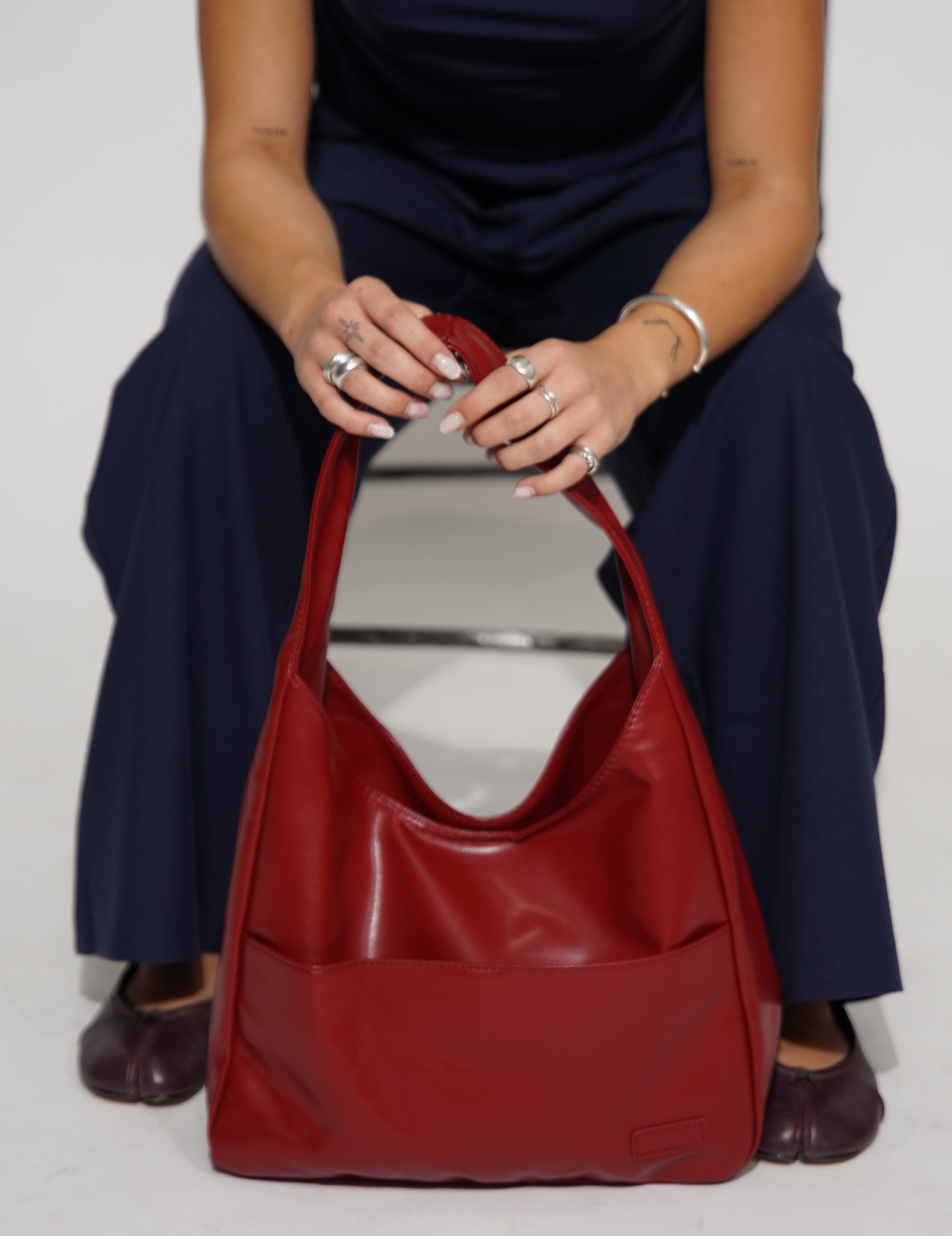 Stilfuld rund skuldertaske til kvinder i vegansk læder 1