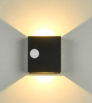 Intelligent LED-væglampe med bevægelsessensor til indendørs og udendørs brug