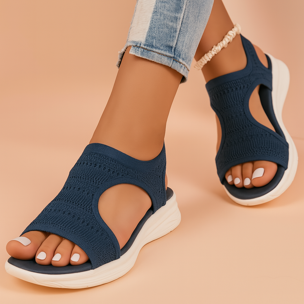 Donkerblauwe orthopedische sandalen van gebreid materiaal met ademend uitsnede-ontwerp en dikke gewatteerde witte zolen, ideaal voor dagelijkse ondersteuning en comfort.