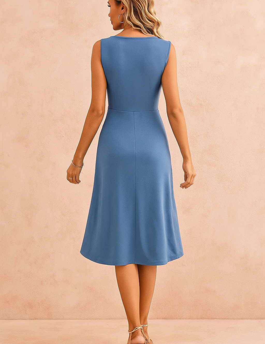 Mouwloze blauwe midi-jurk met V-hals en gekruiste plooidetails bij de taille, elegant en flatterend silhouet