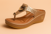 Comfortabele dames slippers met sleehak en sierlijke afwerking