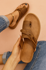 Dames slipper met asymmetrisch teenstuk en brede band voor een comfortabele pasvorm en casual stijl